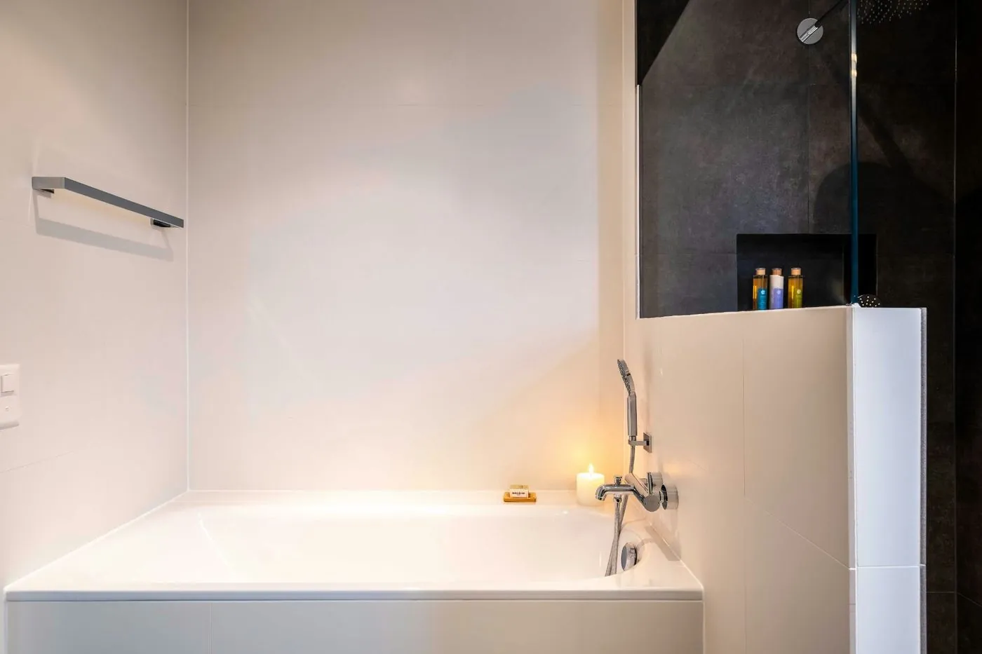 Baño reformado con bañera y ducha combinadas en el mismo espacio