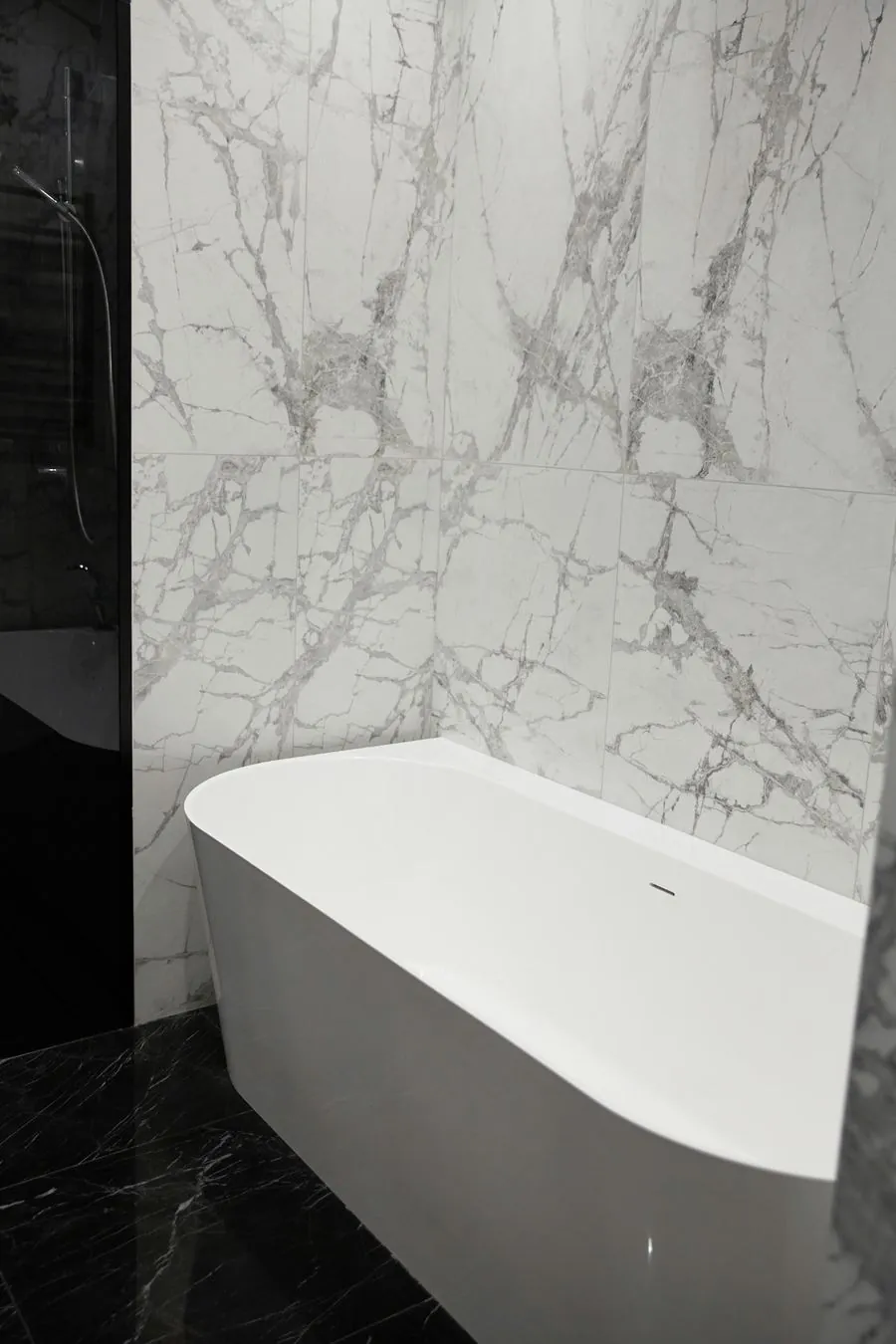 Baño de diseño con bañera exenta y acabados en mármol