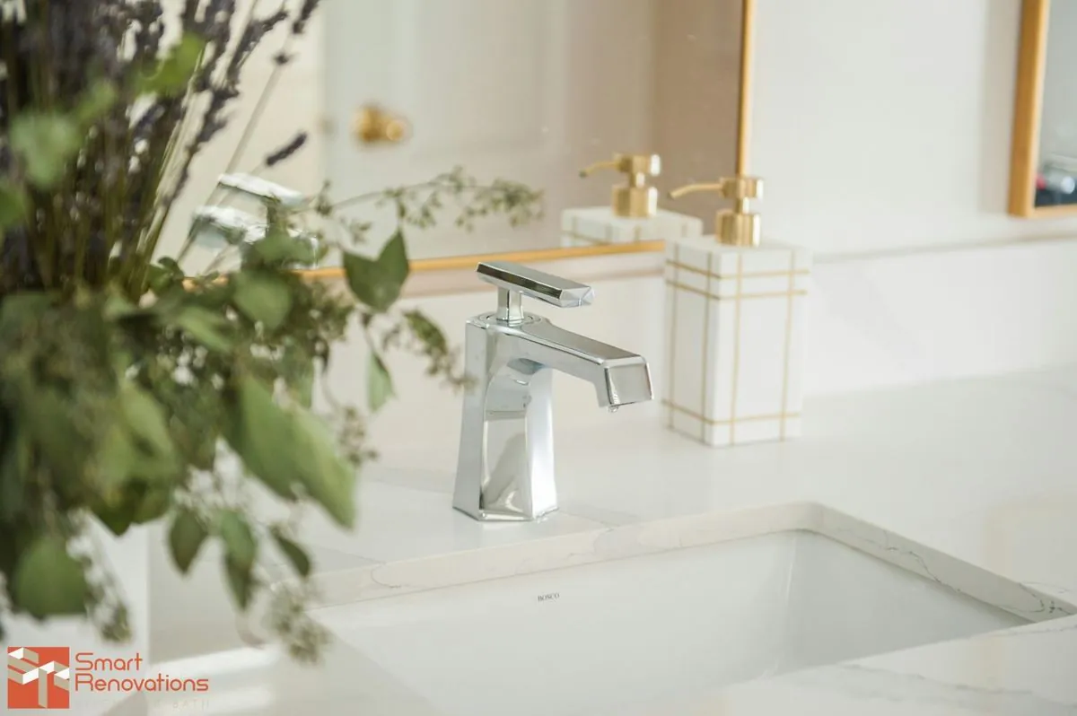 Detalle de grifería moderna en un baño reformado