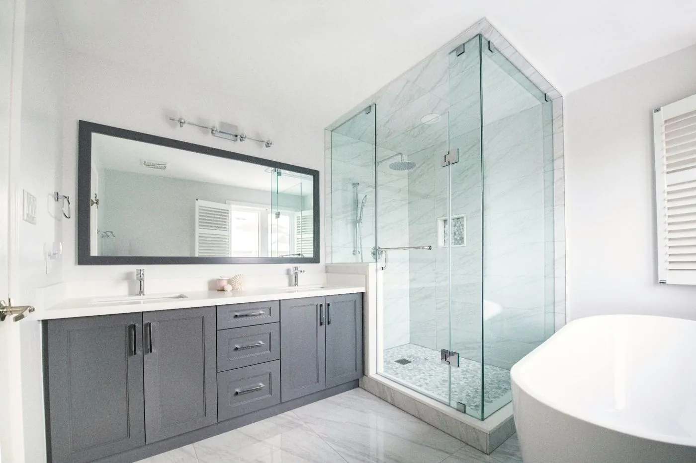 Baño reformado con mueble de lavabo y ducha de obra