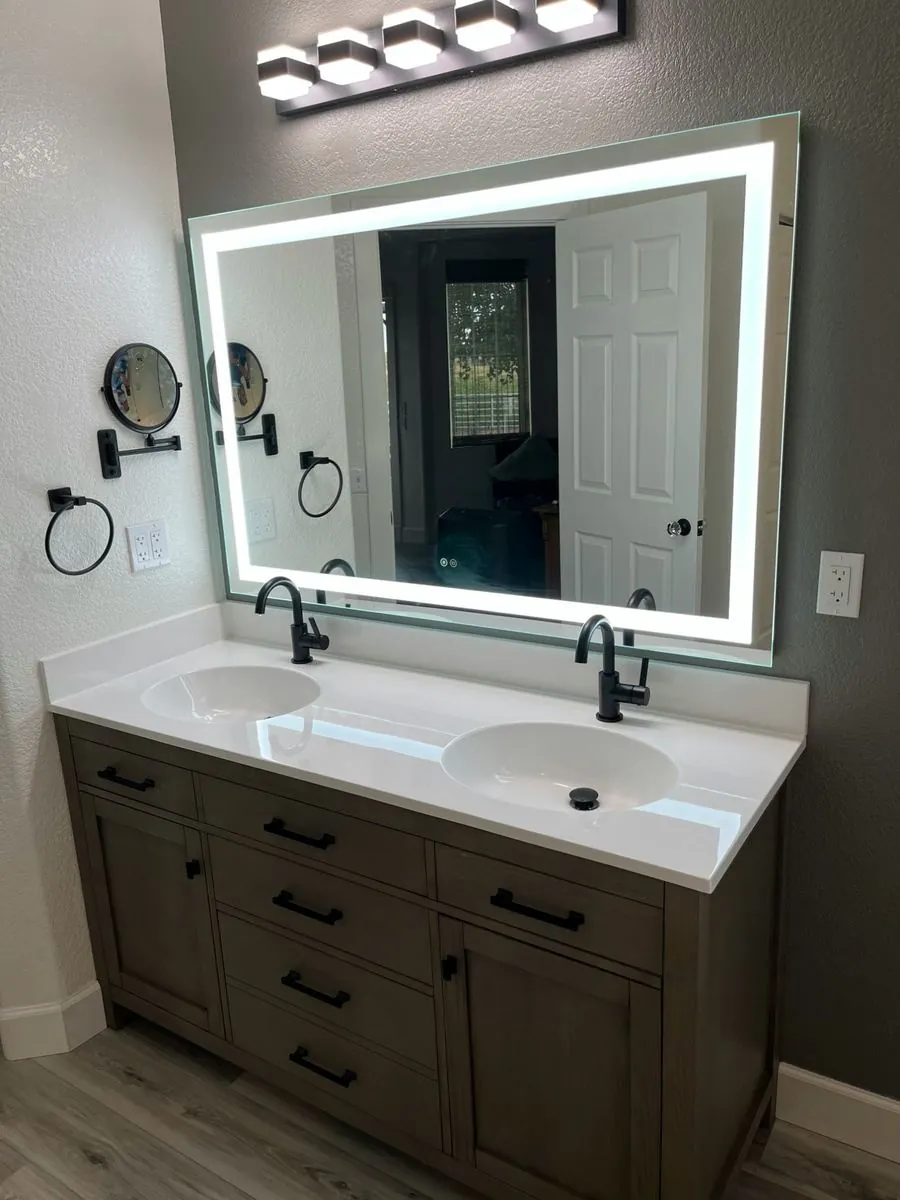 Mueble de baño con espejo integrado en una reforma completa