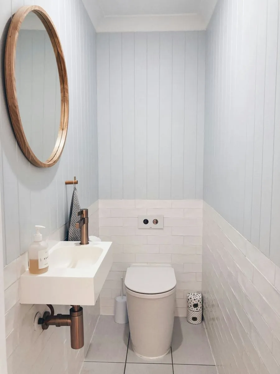Reforma de baño pequeño optimizada en espacio y almacenaje