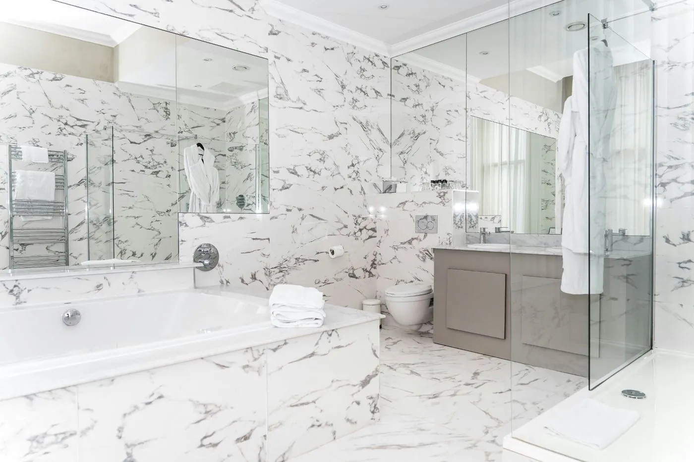 Baño reformado completo con ducha de obra y acabados modernos