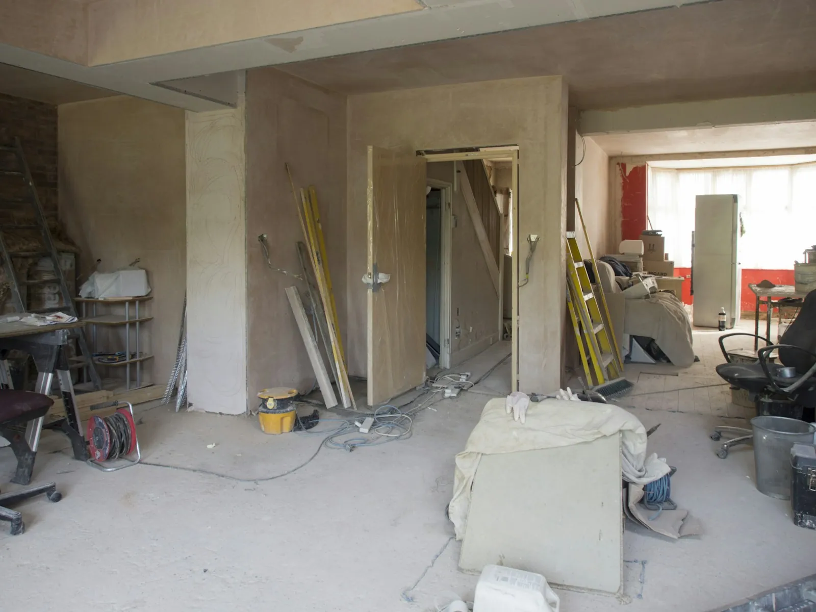 Piso en obras durante una reforma integral, con materiales y herramientas