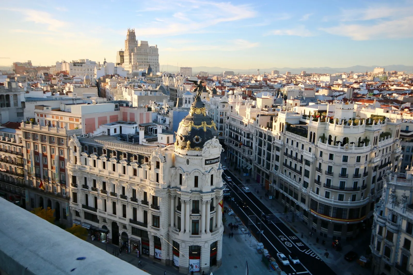 Vista de la Gran Vía de Madrid con su arquitectura clásica reconocible