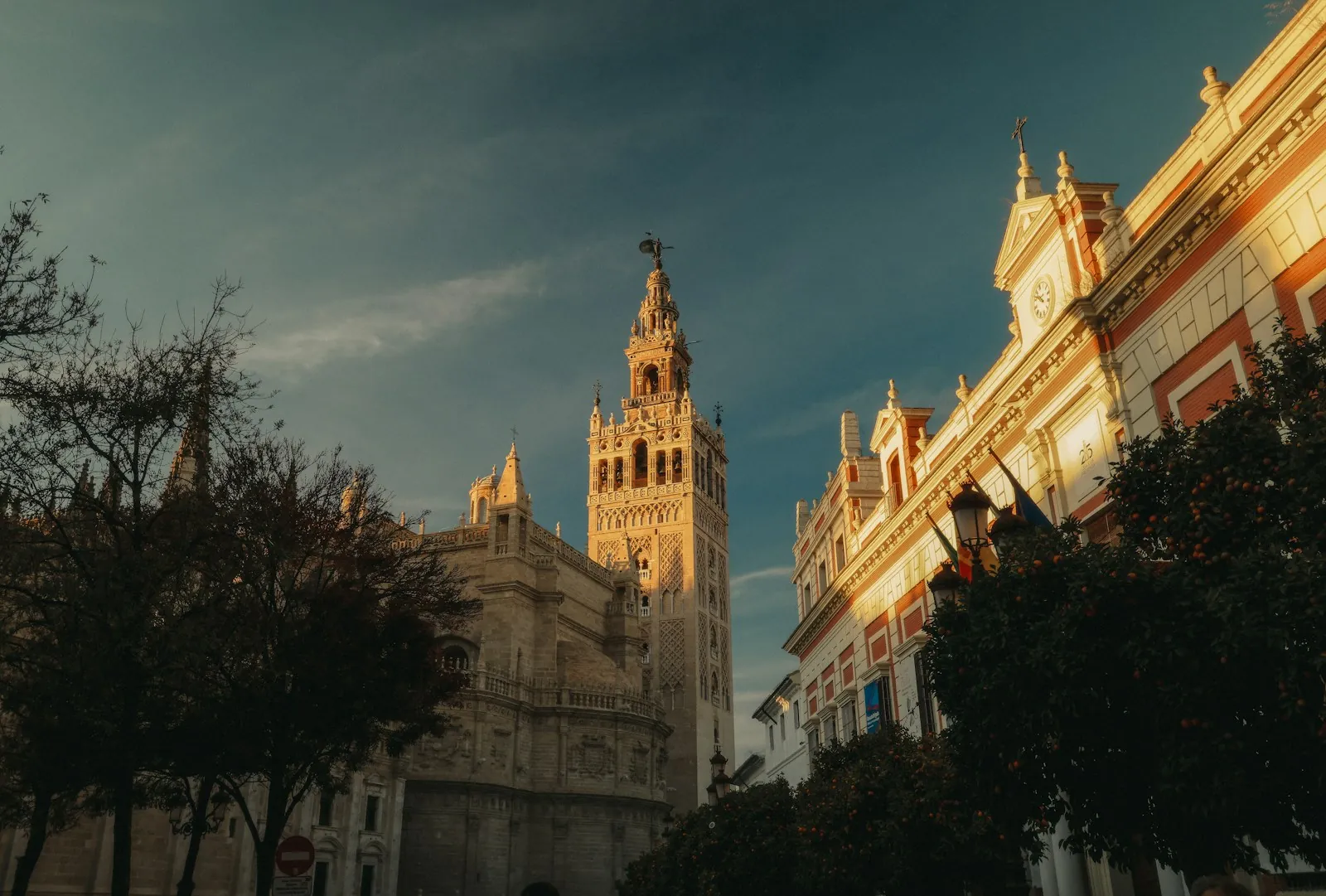 La Giralda y la catedral de Sevilla bañadas de luz cálida
