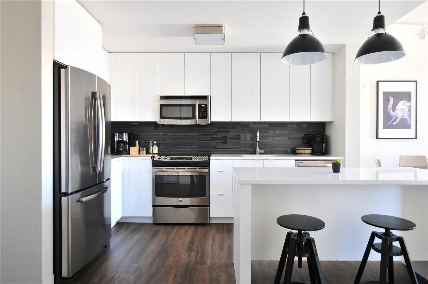 Cocina abierta al salón tras una reforma integral de piso