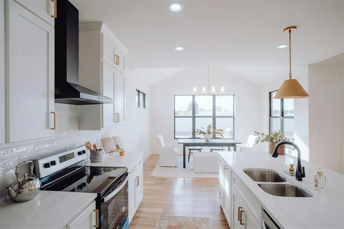 Cocina reformada con muebles de diseño