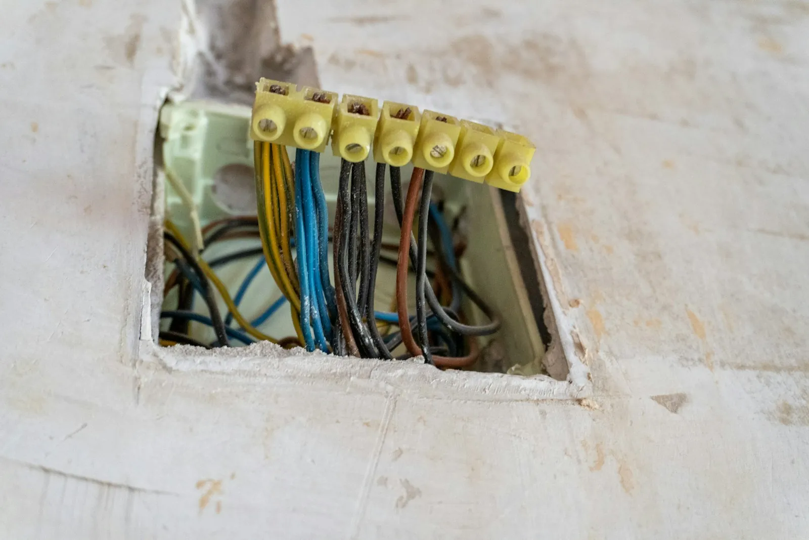 Instalación de electricidad y fontanería durante una reforma de vivienda