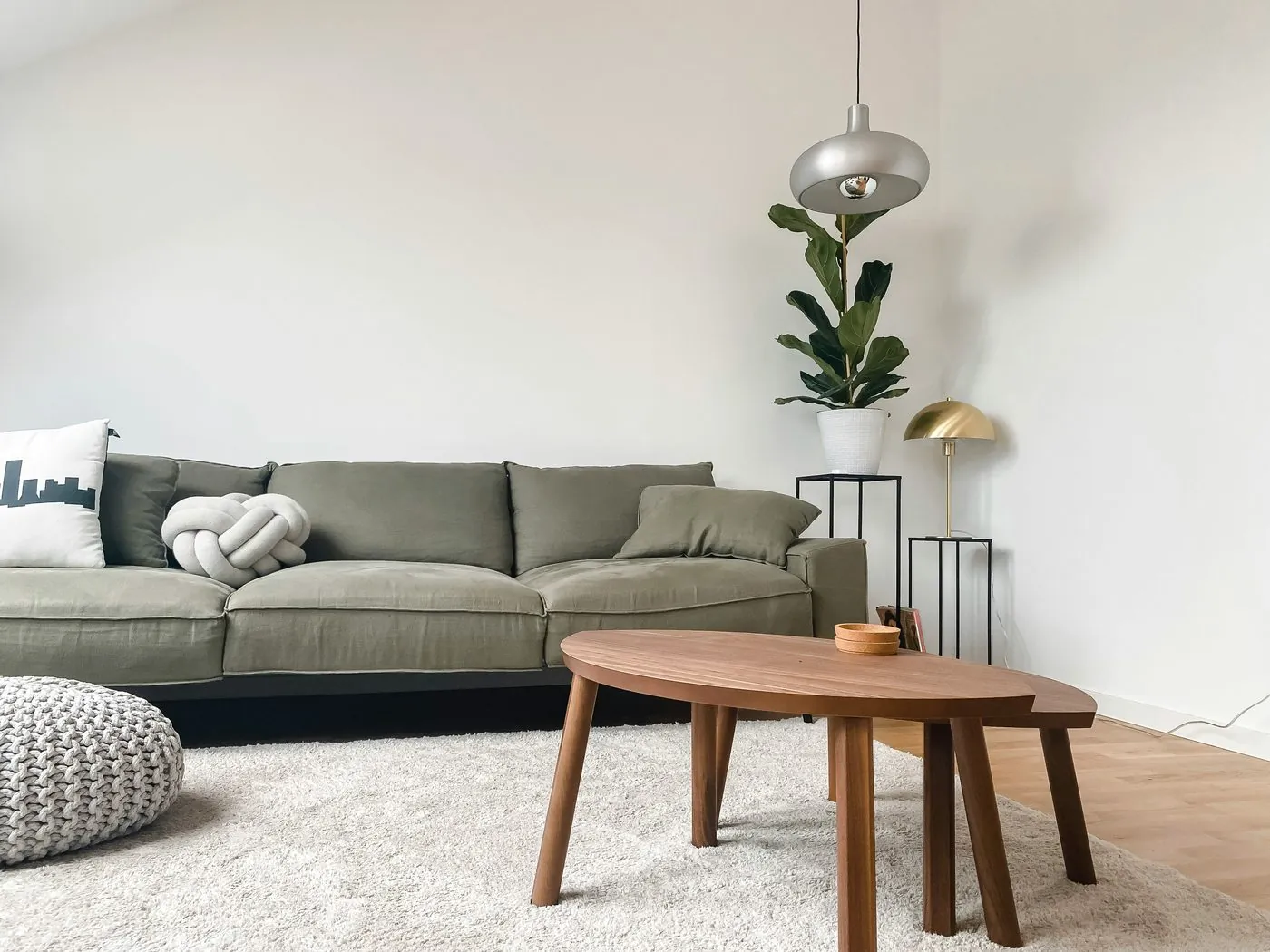 Salón de un piso reformado con diseño moderno y luz natural