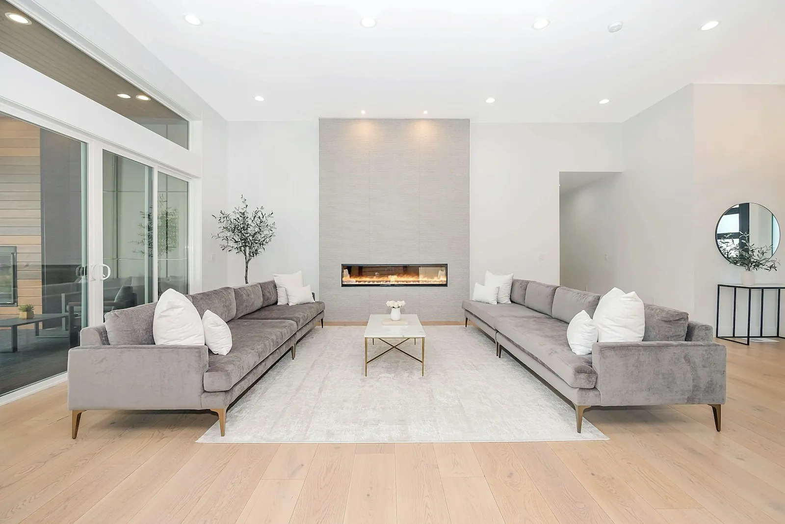 Salón luminoso tras una reforma integral de vivienda